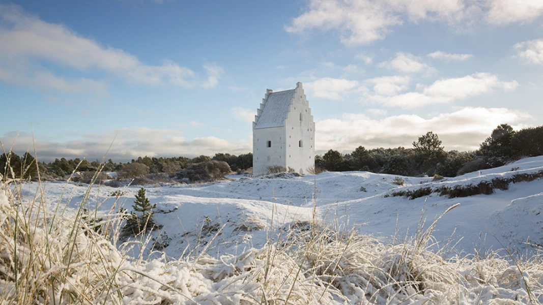 Den tilsandede Kirke indhyllet i sne