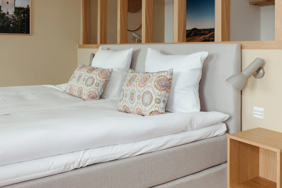 Dobbeltseng i deluxe superiorværelse på Color Hotel Skagen