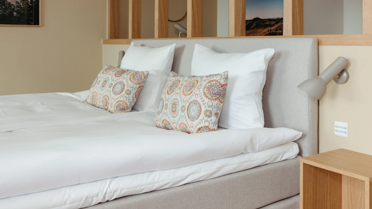 Dobbeltseng i deluxe superiorværelse på Color Hotel Skagen