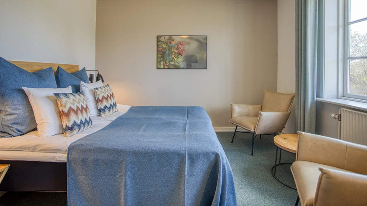 Dobbeltværelse med bord og to stole