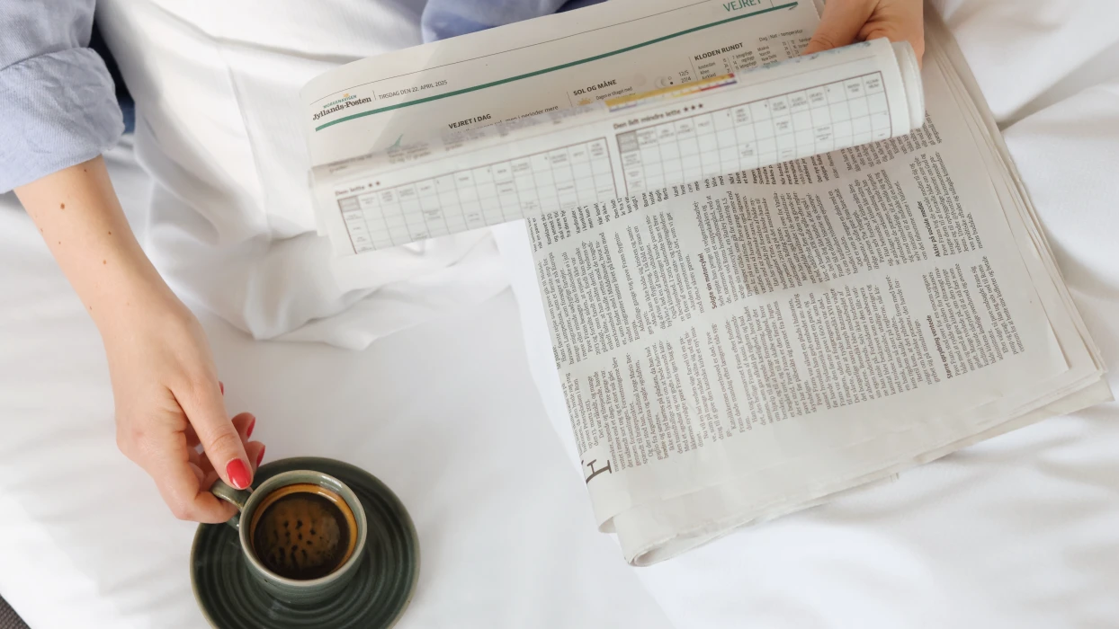 Start morgenen med dagens avis og en kop kaffe i dit hotelværelse