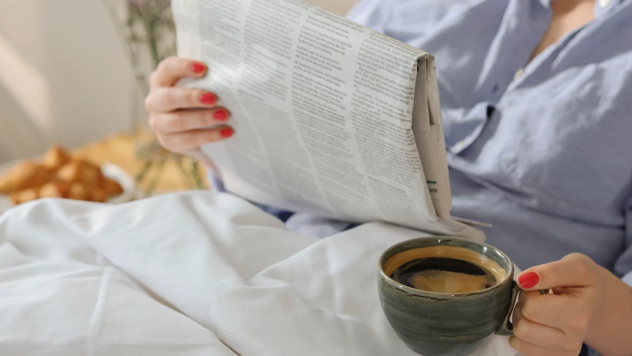 Start dagen med kaffe og avis i sengen