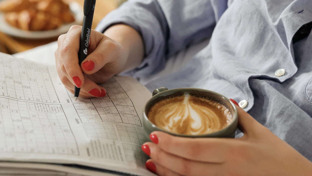 Kaffe og krydsord i sengen