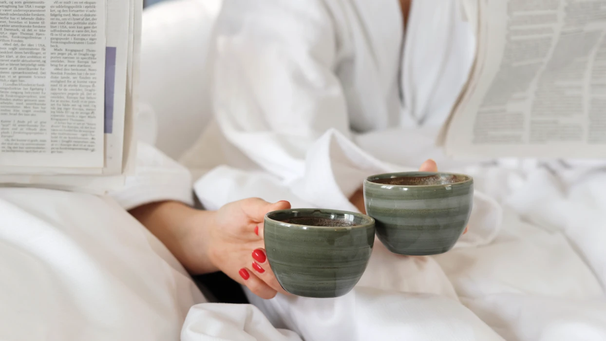 Start morgenen sammen med en avis og en kop kaffe i sengen