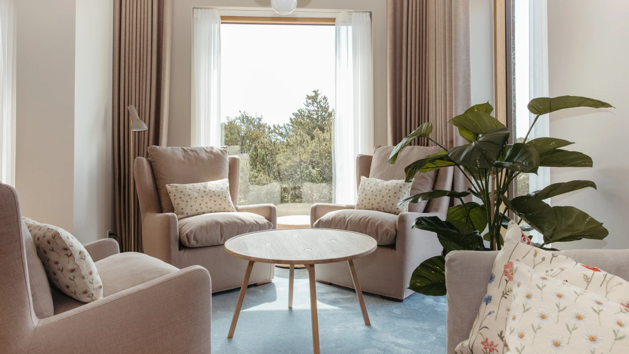 Stue med udsigt i suiten på Color Hotel Skagen