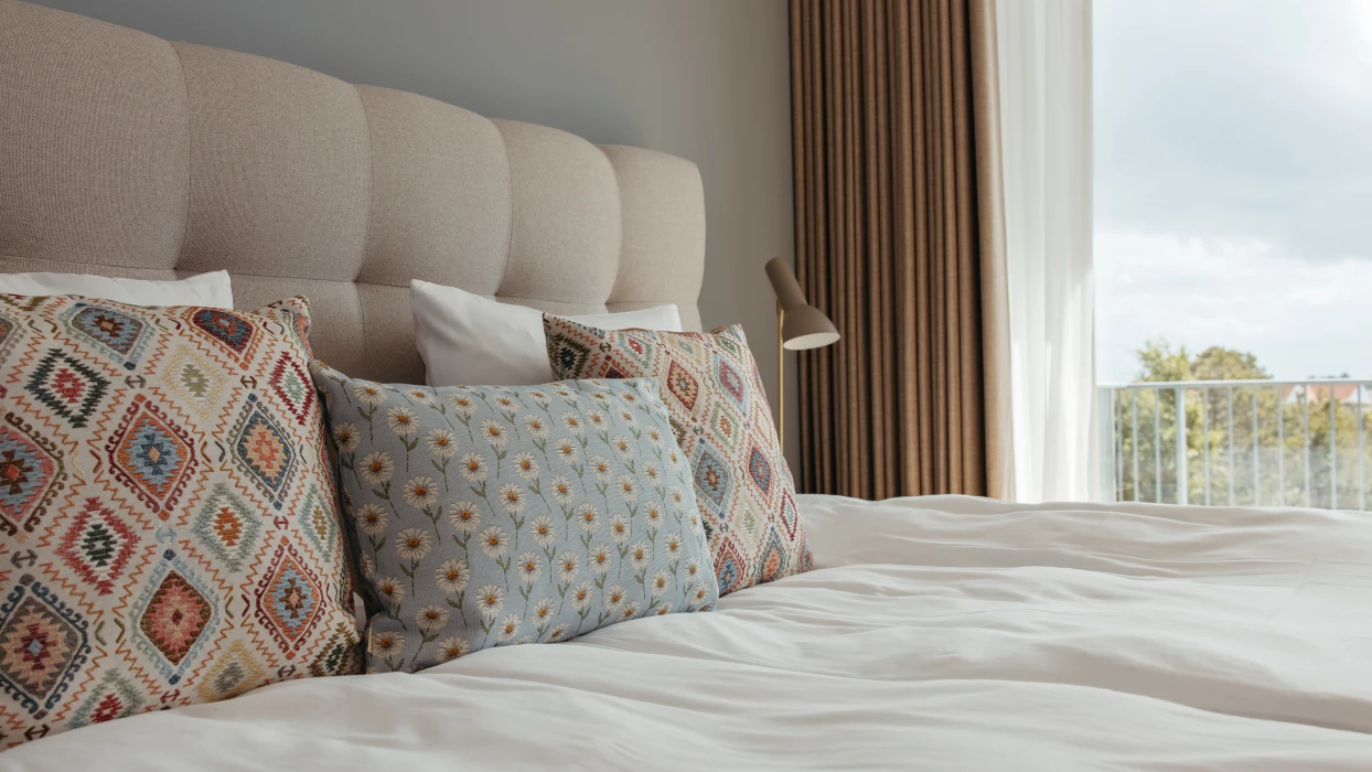 Seng med udsigt i suiten på Color Hotel Skagen