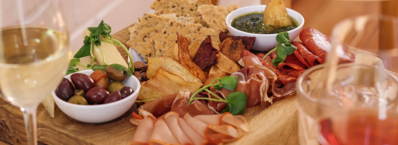 Tapas for 2 og vine i Café Holger