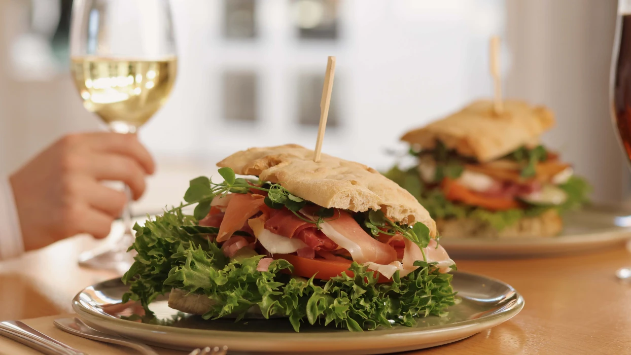 2 store sandwich i Café Holger