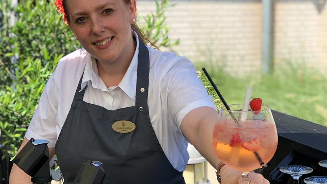 Anita serverer drinks