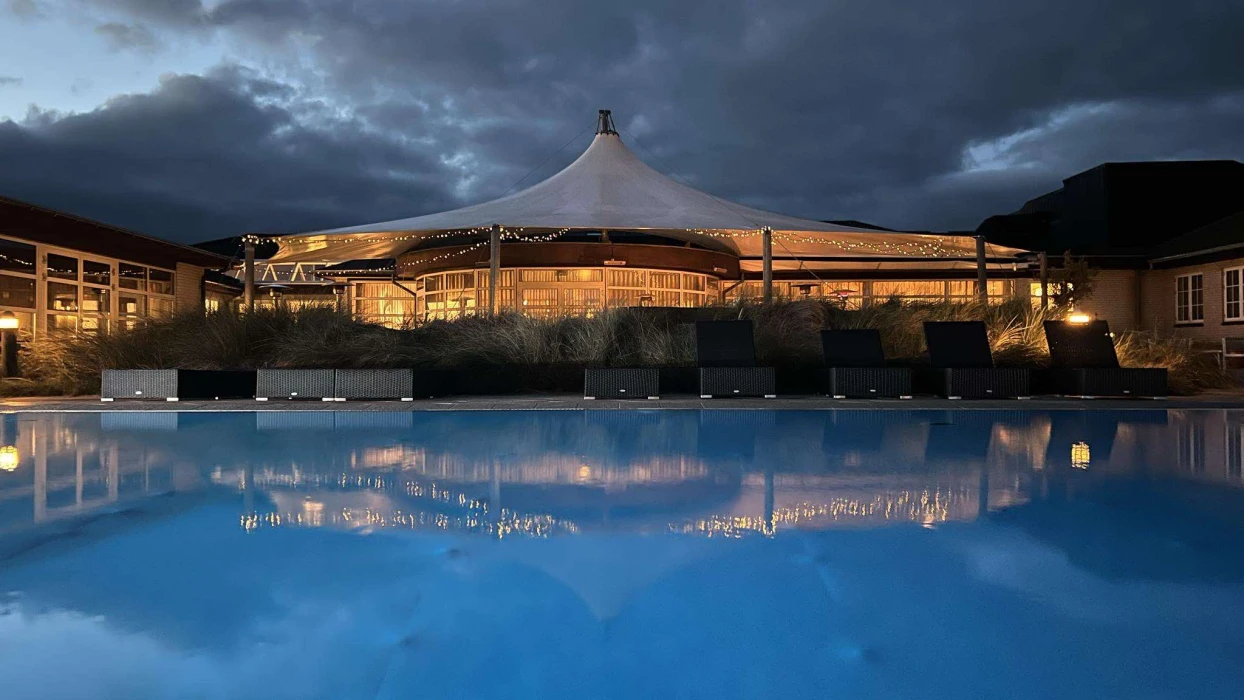 Gårdhave om aftenen på Color Hotel Skagen