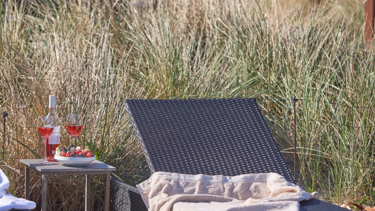 Afslapning på liggestol i gårdhaven på Color Hotel Skagen