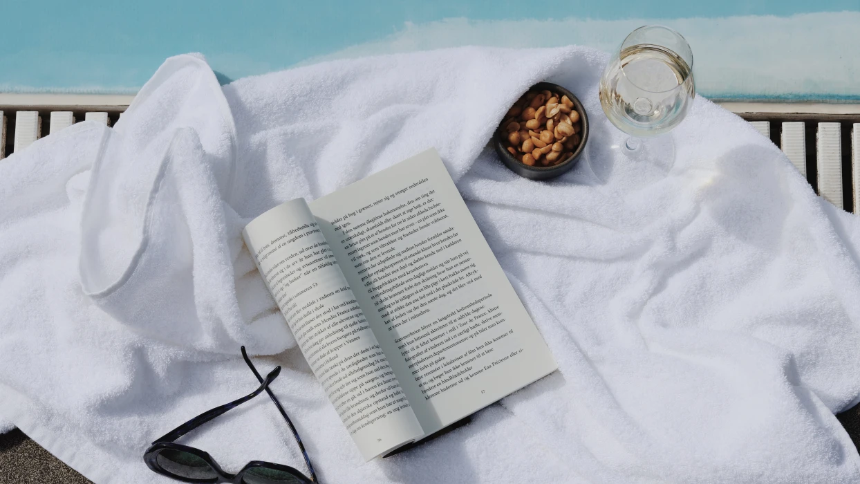 En god bog og et glas vin ved poolen