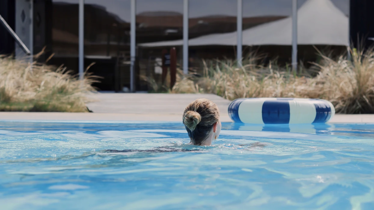 Pige svømmer i poolen