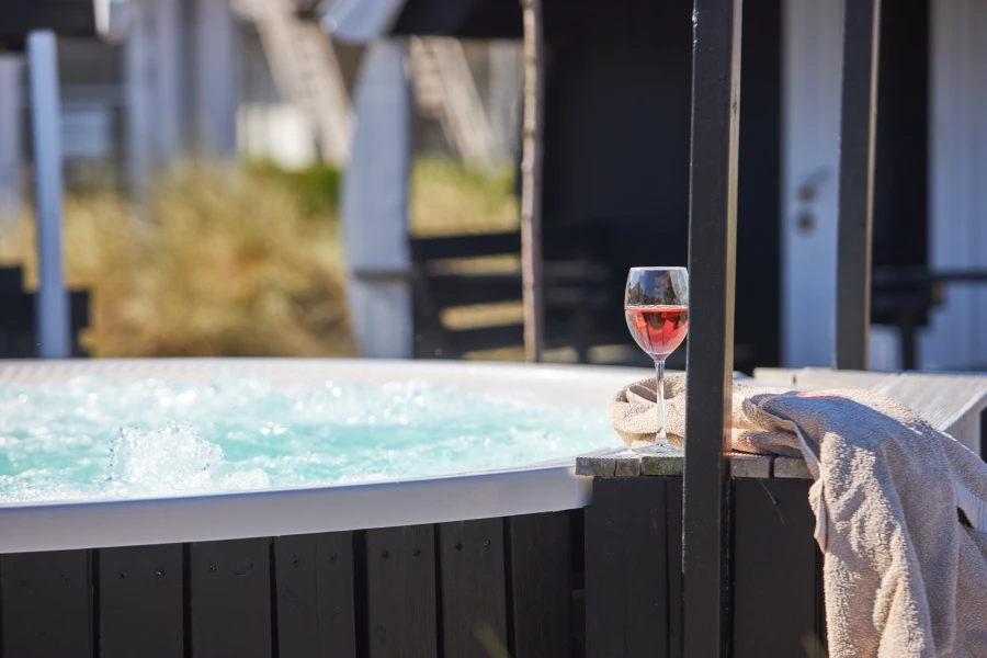 Spabad og rosé i gårdhaven på Color Hotel Skagen