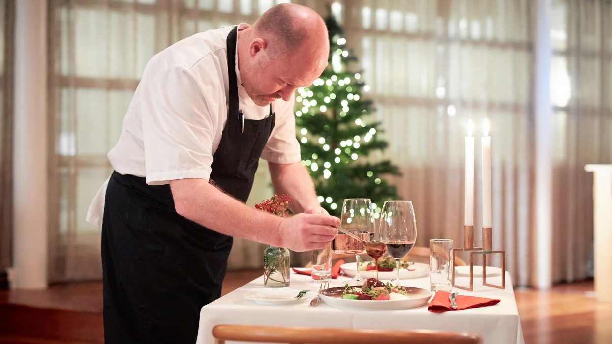 Køkkenchef serverer i Restaurant Holger