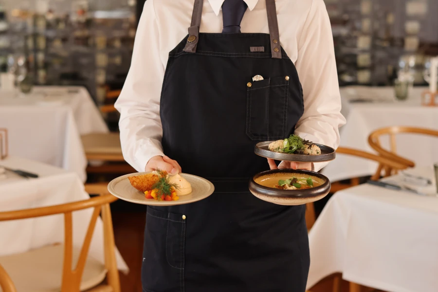 Tjener serverer små forretter i Restaurant Holger