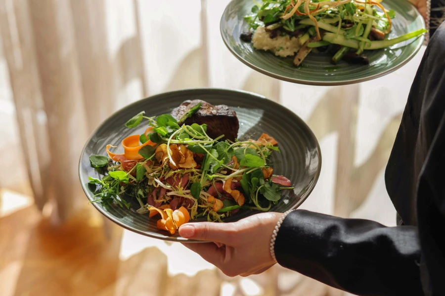 Middag serveres i Restaurant Holger