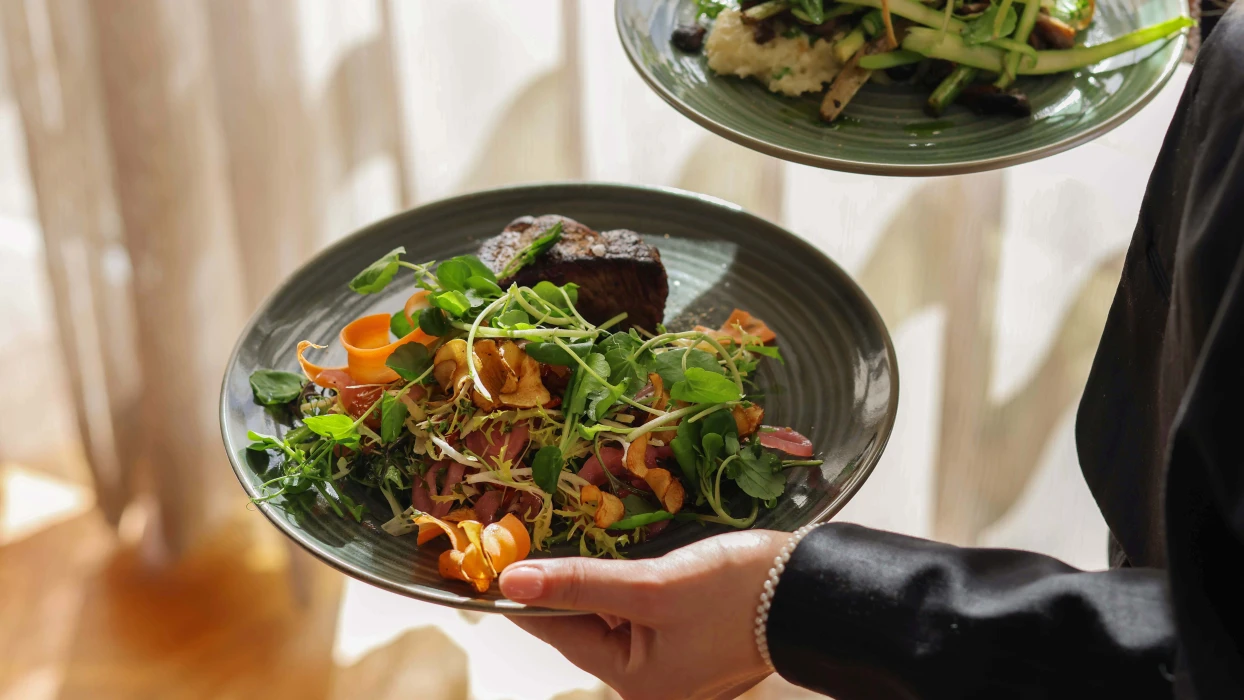 Middag serveres i Restaurant Holger