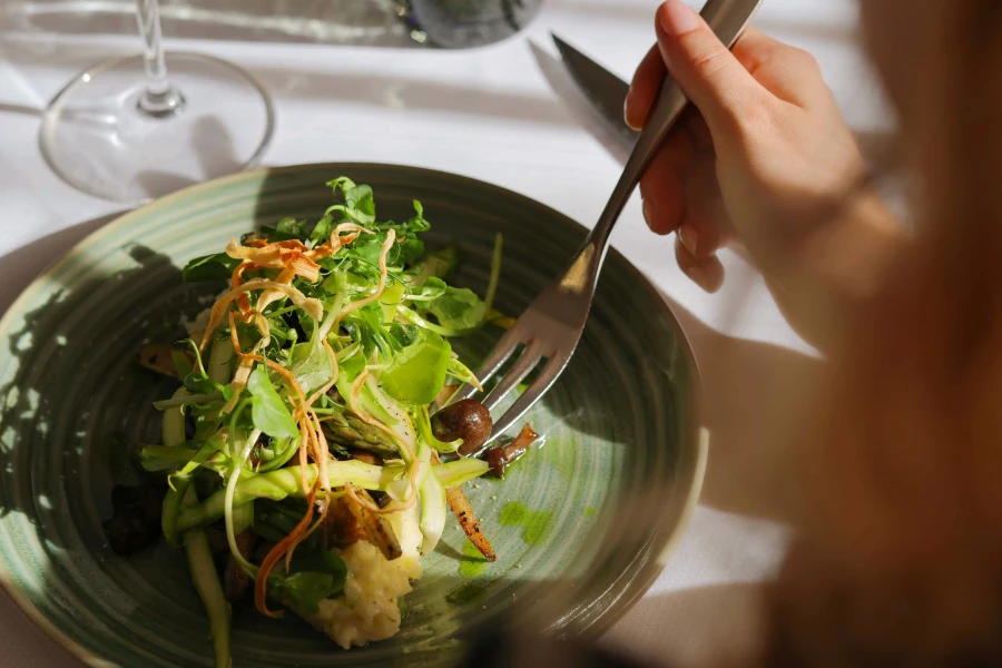 Salat nydes i Restaurant Holger