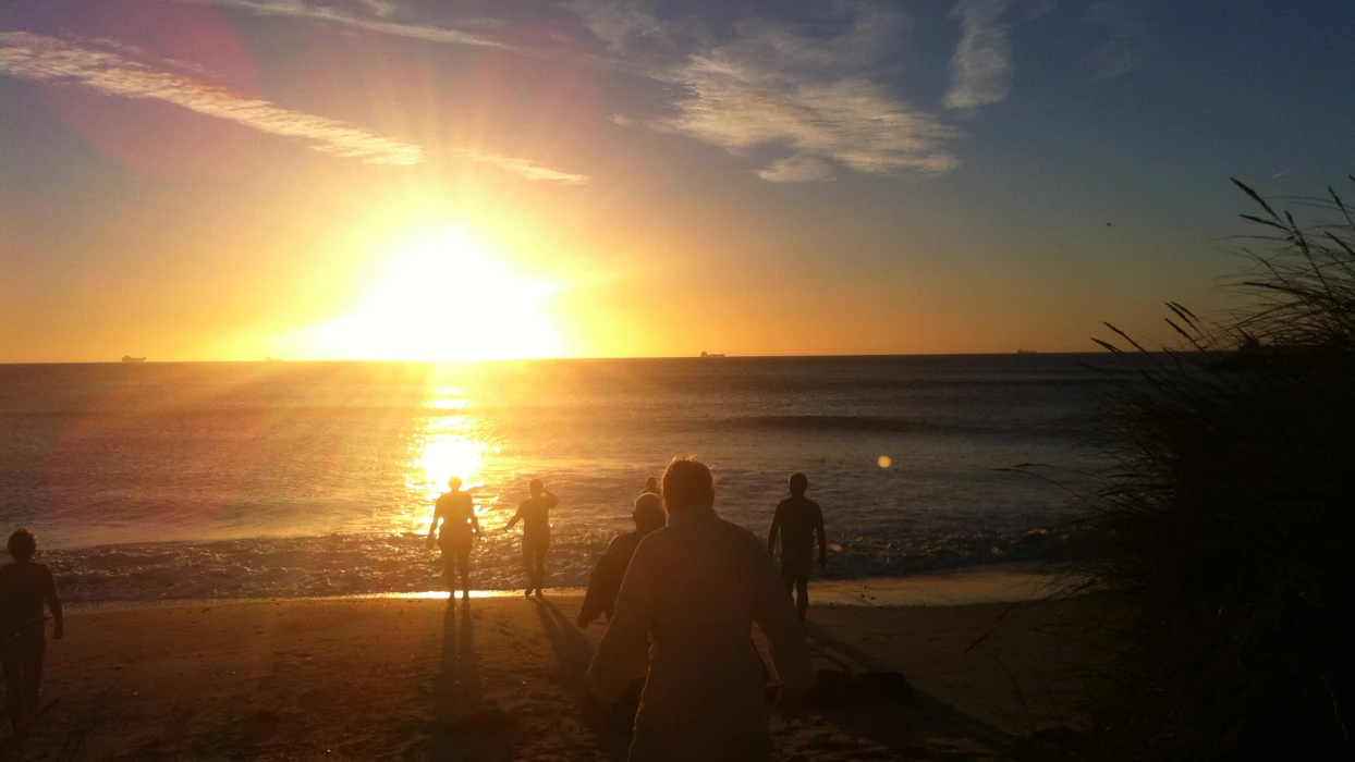 Vinterbadere på vej i havet